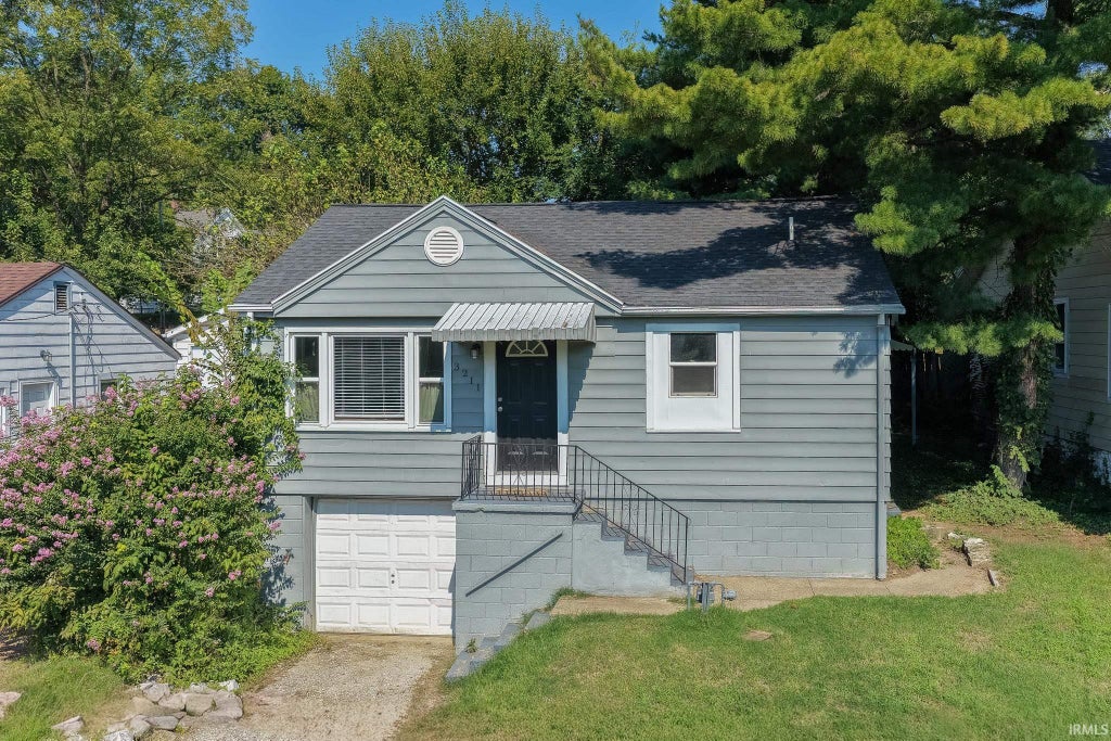 Photo of 3211 Mount Vernon Avenue, Evansville, IN 47712 (MLS # 202638344)