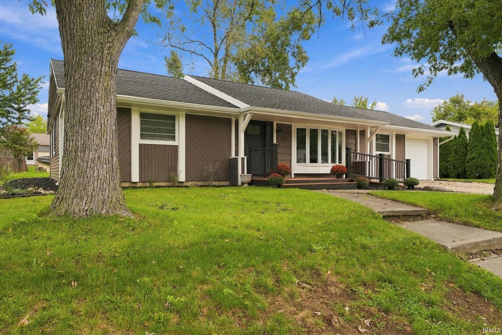 Photo of 1206 Superior Drive, Auburn, IN 46706 (MLS # 202640759)