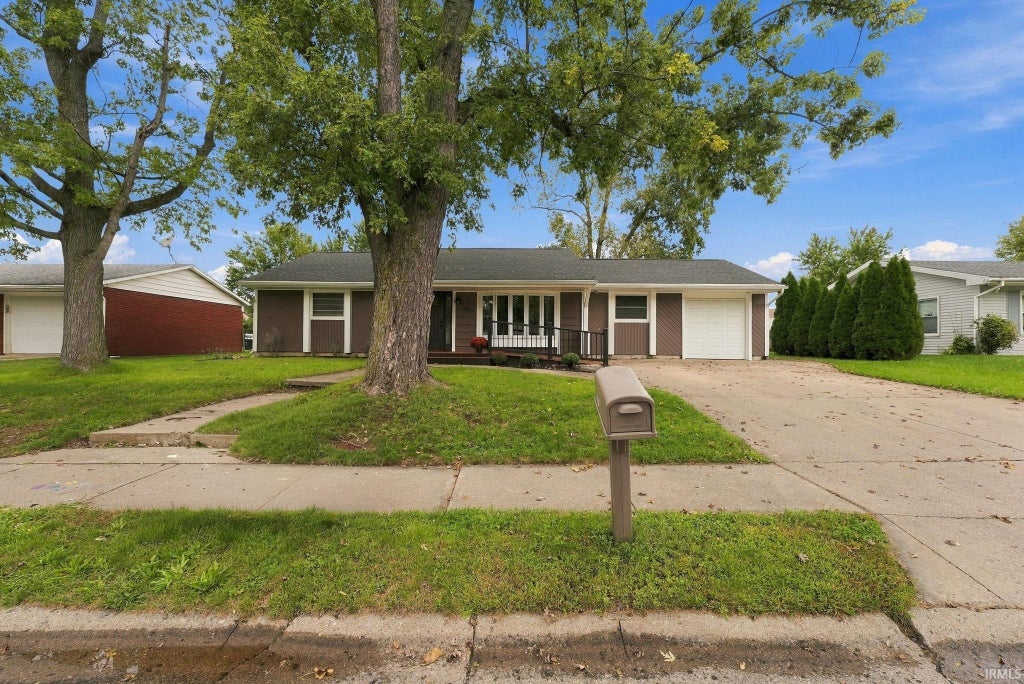 Photo of 1206 Superior Drive, Auburn, IN 46706 (MLS # 202640759)