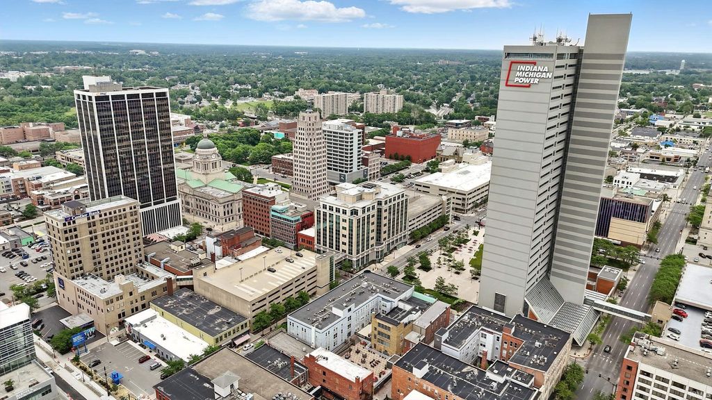 Photo of 113 W Wayne Street #311, Fort Wayne, IN 46802 (MLS # 202605467)