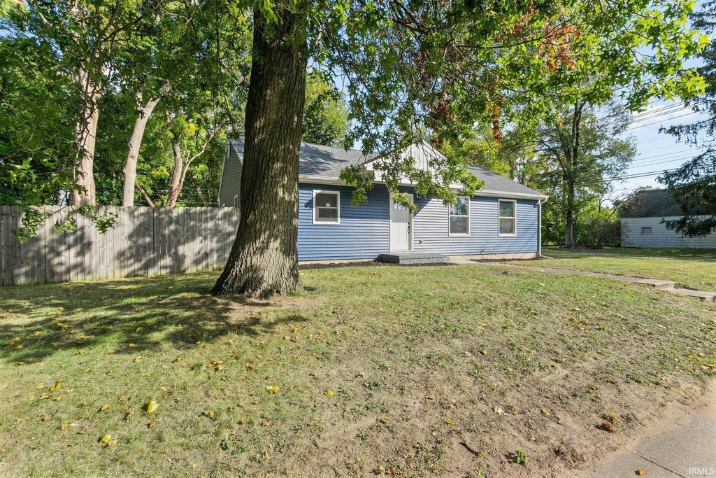 Photo of 416 W Lowell Avenue, Mishawaka, IN 46545 (MLS # 202540621)