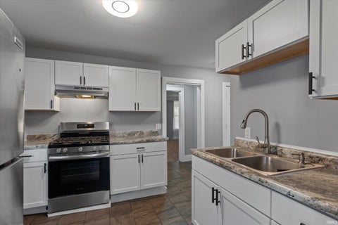 Tiny photo for 406 E Broadway Street, South Bend, IN 46601 (MLS # 202625679)