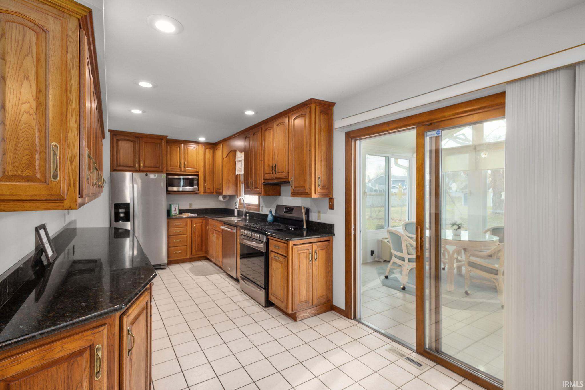 South Bend, Indiana 46614, United States, 3 Bedrooms Bedrooms, ,3 BathroomsBathrooms,Residential,Pending,8765