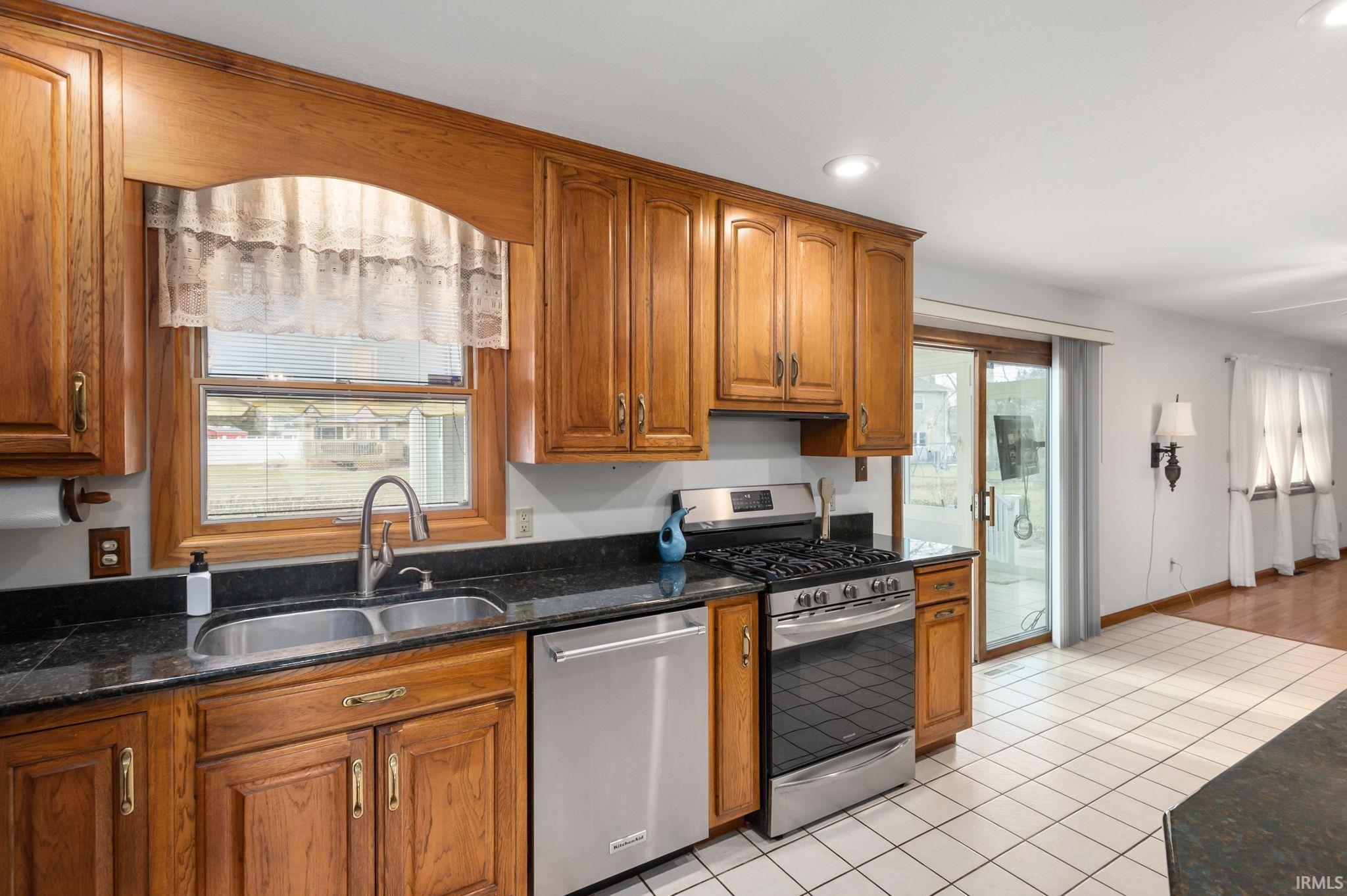 South Bend, Indiana 46614, United States, 3 Bedrooms Bedrooms, ,3 BathroomsBathrooms,Residential,Pending,8765