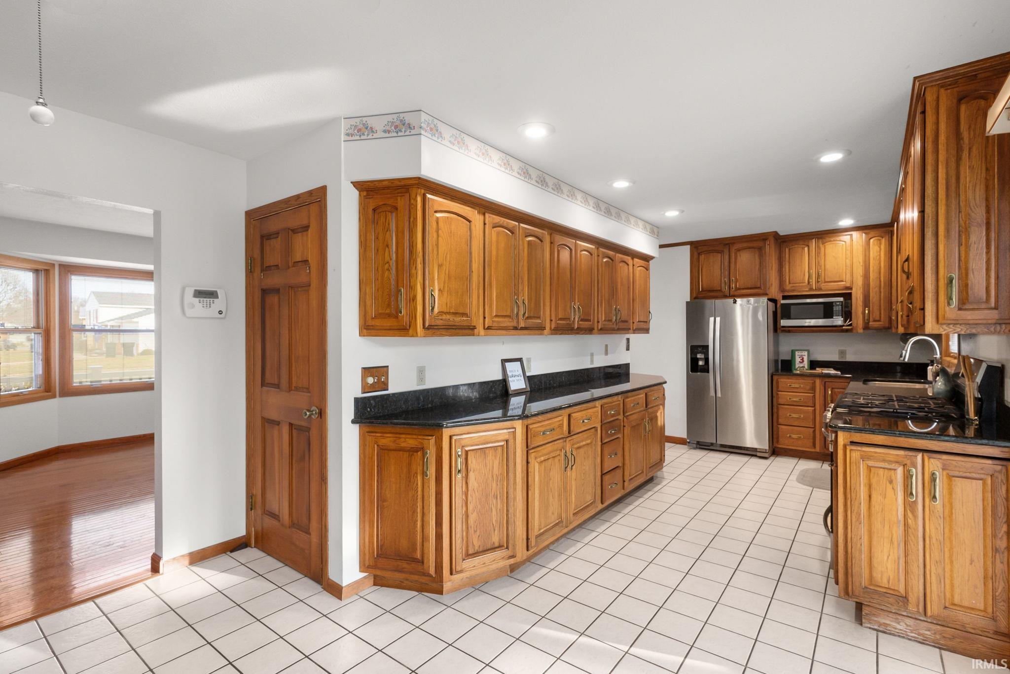 South Bend, Indiana 46614, United States, 3 Bedrooms Bedrooms, ,3 BathroomsBathrooms,Residential,Pending,8765