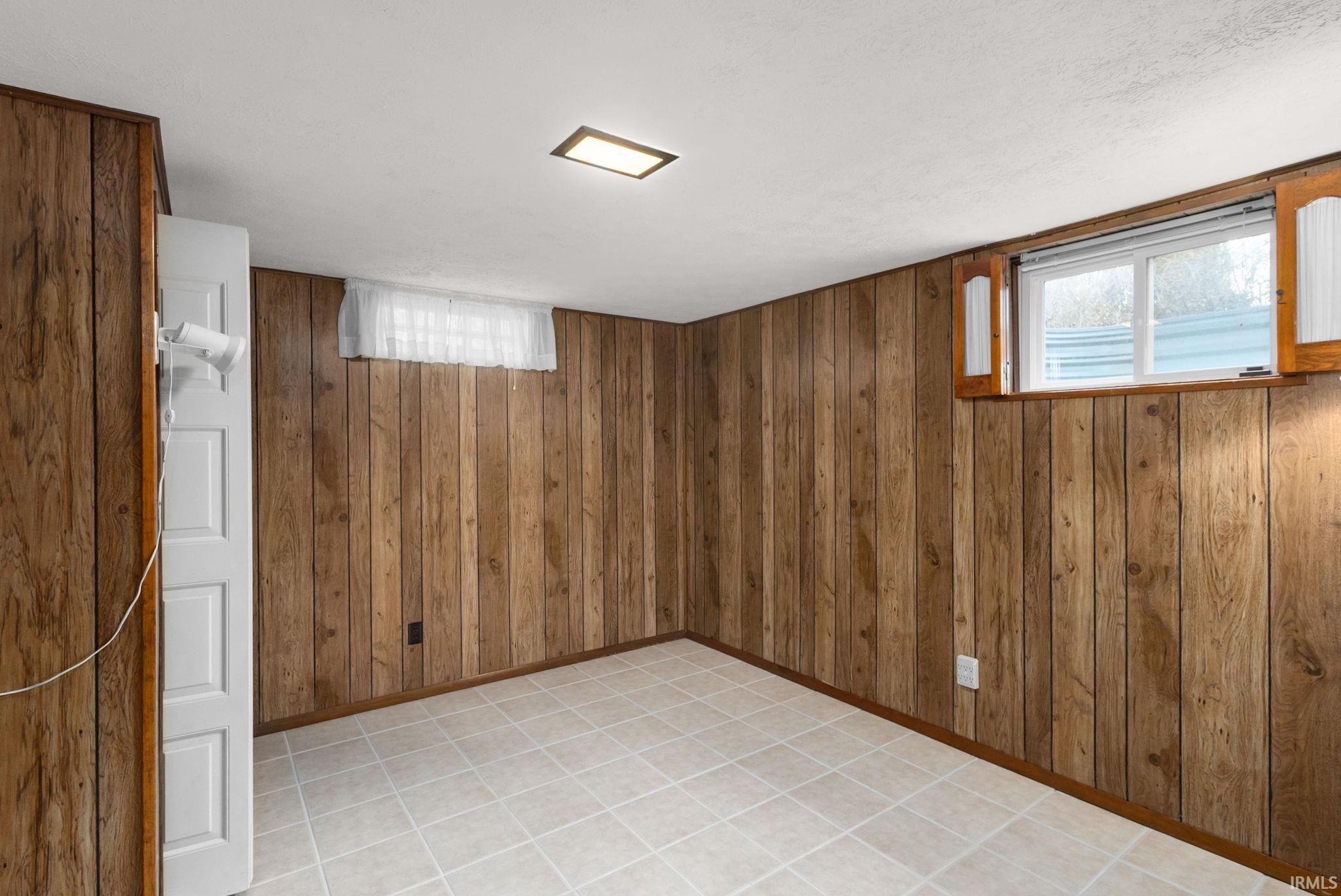 South Bend, Indiana 46614, United States, 3 Bedrooms Bedrooms, ,3 BathroomsBathrooms,Residential,Pending,8765