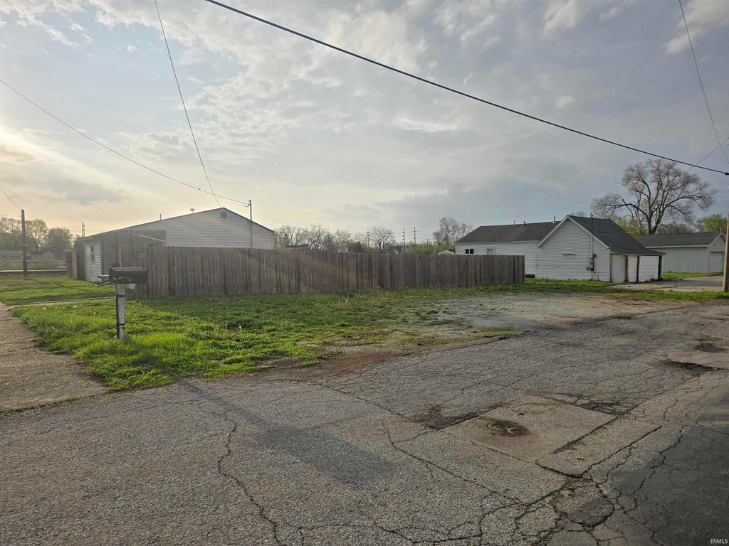 Photo of 114 E Highland Avenue, Marion, IN 46952 (MLS # 202613307)