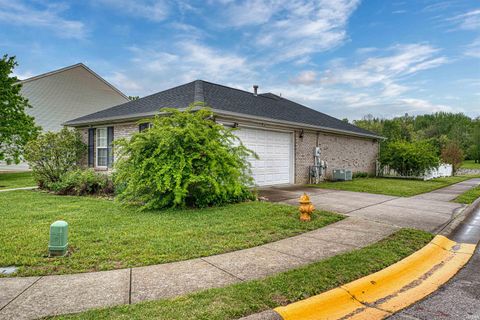 Tiny photo for 3620 Oaklyn Court, Evansville, IN 47711 (MLS # 202536186)