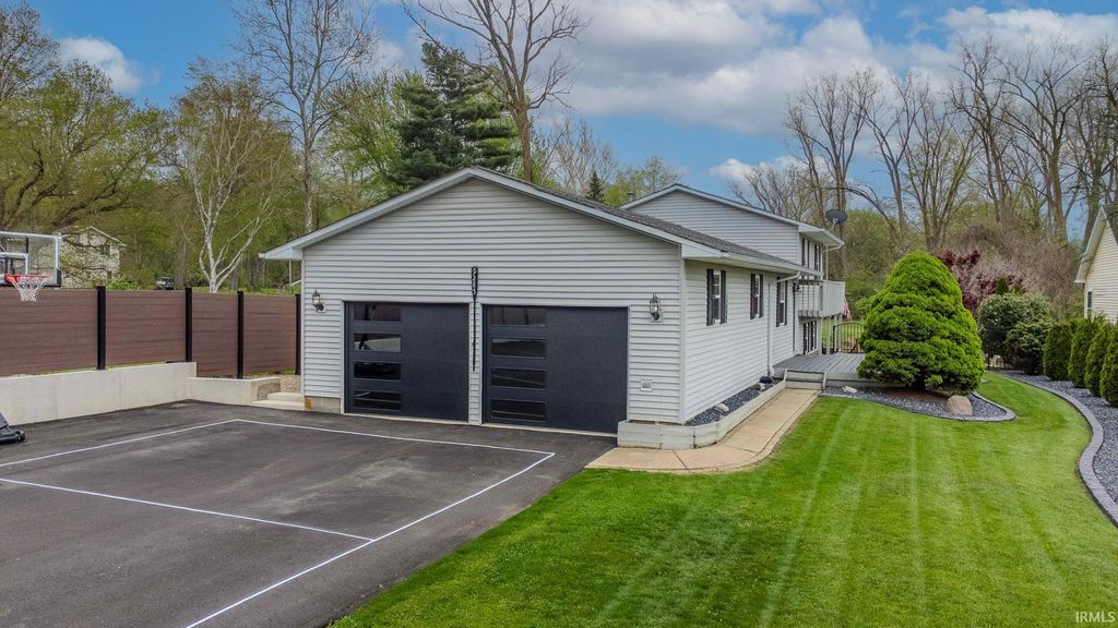 Photo of 9285 E Sleepy Hollow Parkway, Cromwell, IN 46732 (MLS # 202604684)