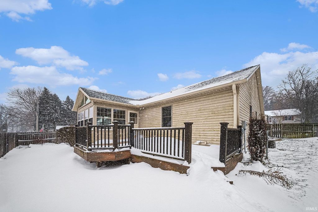 Photo of 512 Autumn Court, Mishawaka, IN 46544 (MLS # 202549868)