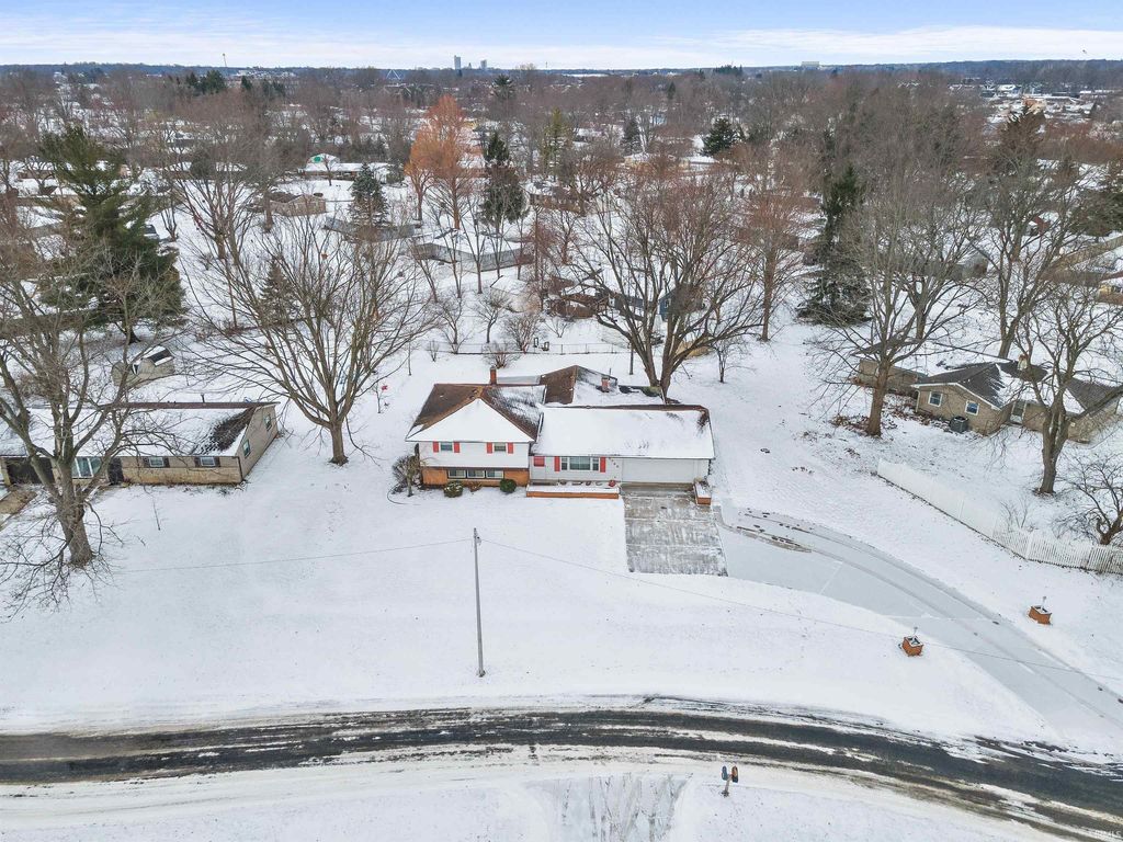 Photo of 5745 N Brookwood Drive, Fort Wayne, IN 46835 (MLS # 202602694)