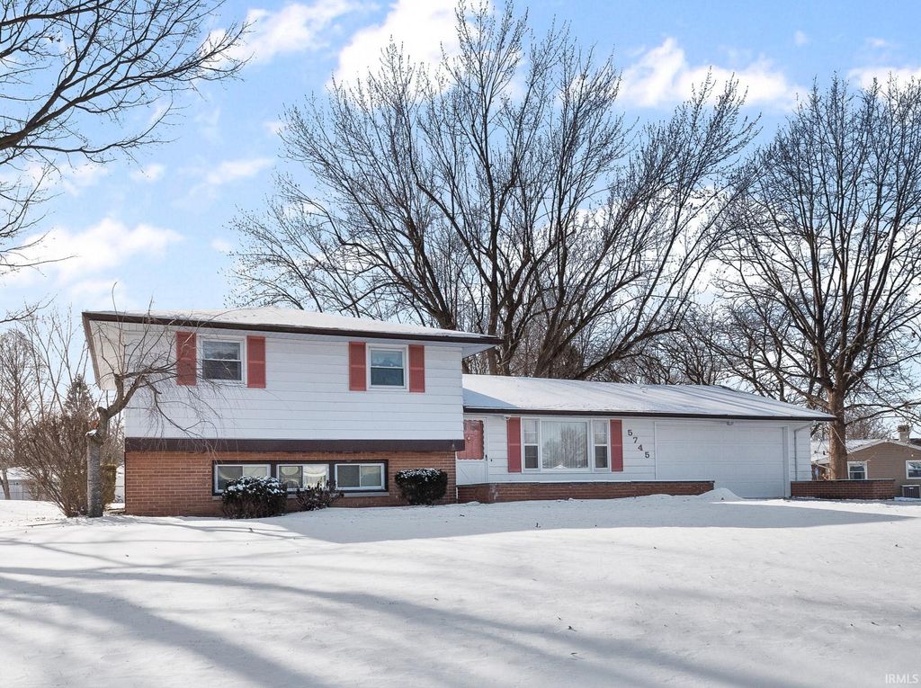 Photo of 5745 N Brookwood Drive, Fort Wayne, IN 46835 (MLS # 202602694)