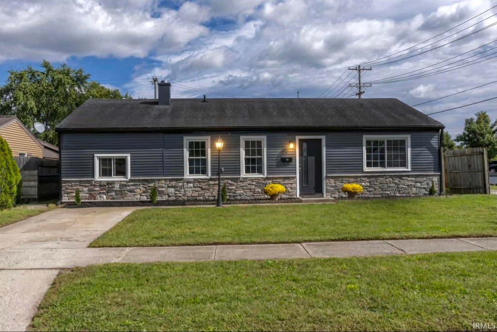 Photo of 118 N Walnut Street, Mishawaka, IN 46544 (MLS # 202641063)