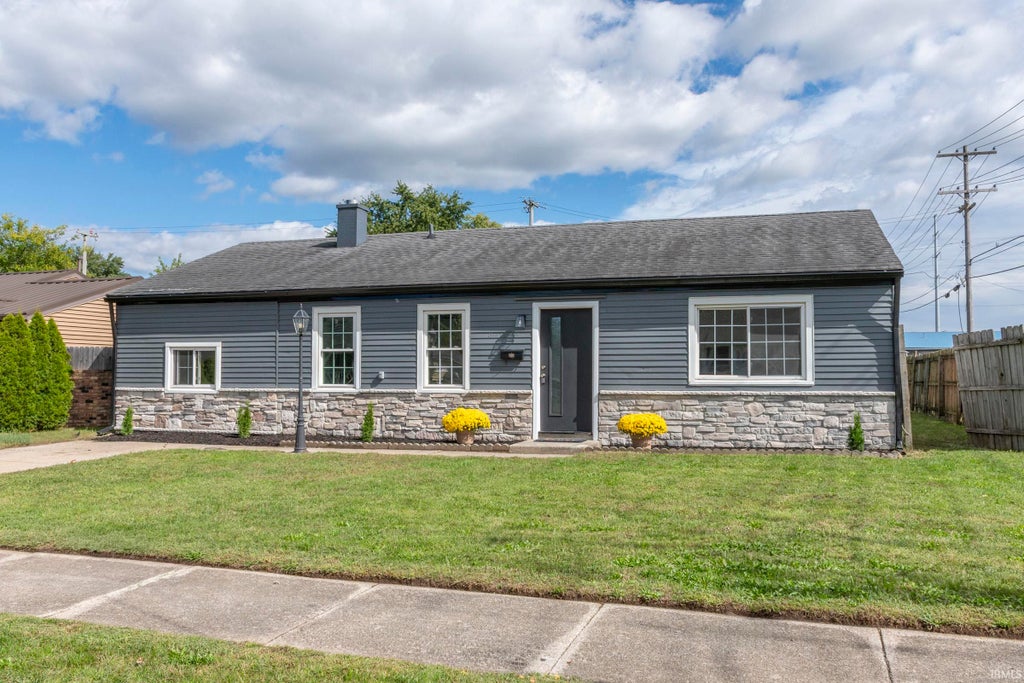 Photo of 118 N Walnut Street, Mishawaka, IN 46544 (MLS # 202641063)