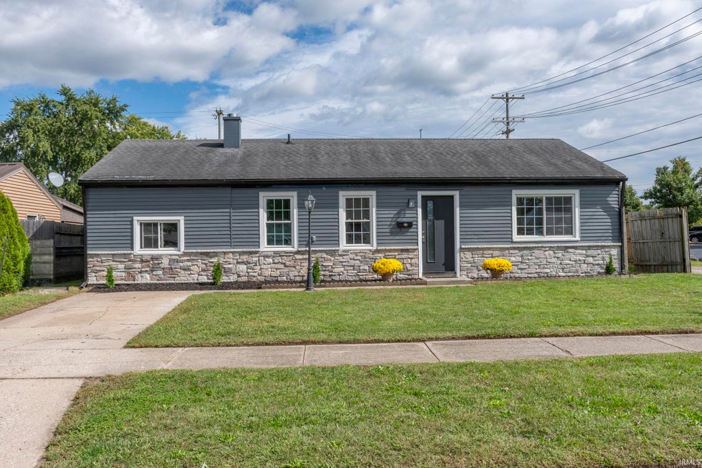 Photo of 118 N Walnut Street, Mishawaka, IN 46544 (MLS # 202641063)
