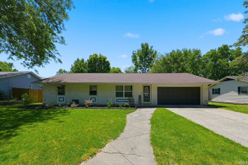 Photo of 3822 Shannon Drive, Fort Wayne, IN 46835 (MLS # 202625980)