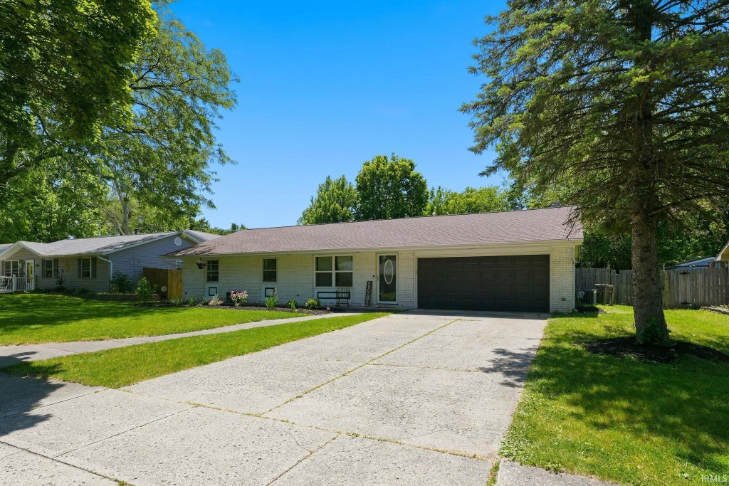 Photo of 3822 Shannon Drive, Fort Wayne, IN 46835 (MLS # 202625980)