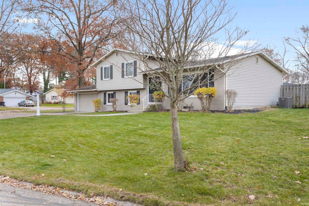 Photo of 1635 Springbrook Drive, Elkhart, IN 46514 (MLS # 202547279)
