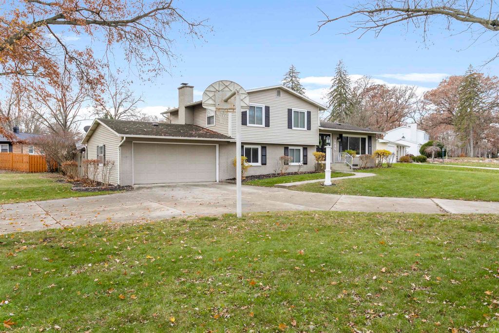 Photo of 1635 springbrook Drive, Elkhart, IN 46514 (MLS # 202547279)