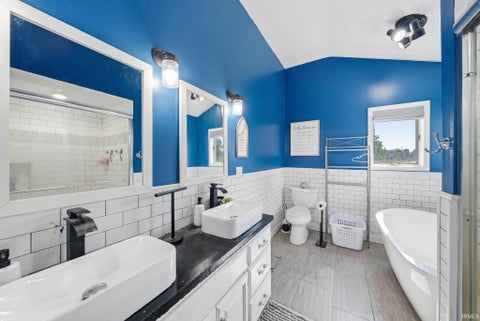 Tiny photo for 4 Lakeview Court, Hartford City, IN 47348 (MLS # 202635352)
