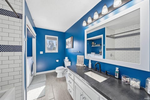 Tiny photo for 4 Lakeview Court, Hartford City, IN 47348 (MLS # 202635352)