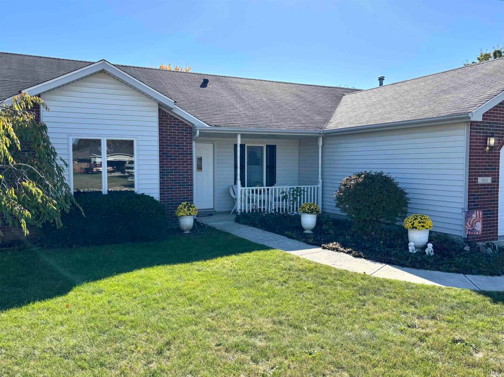 Photo of 904 Redwood Court, Garrett, IN 46738 (MLS # 202542692)