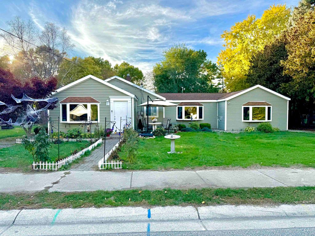 Photo of 1719 Maplehurst Avenue, Mishawaka, IN 46545 (MLS # 202543627)