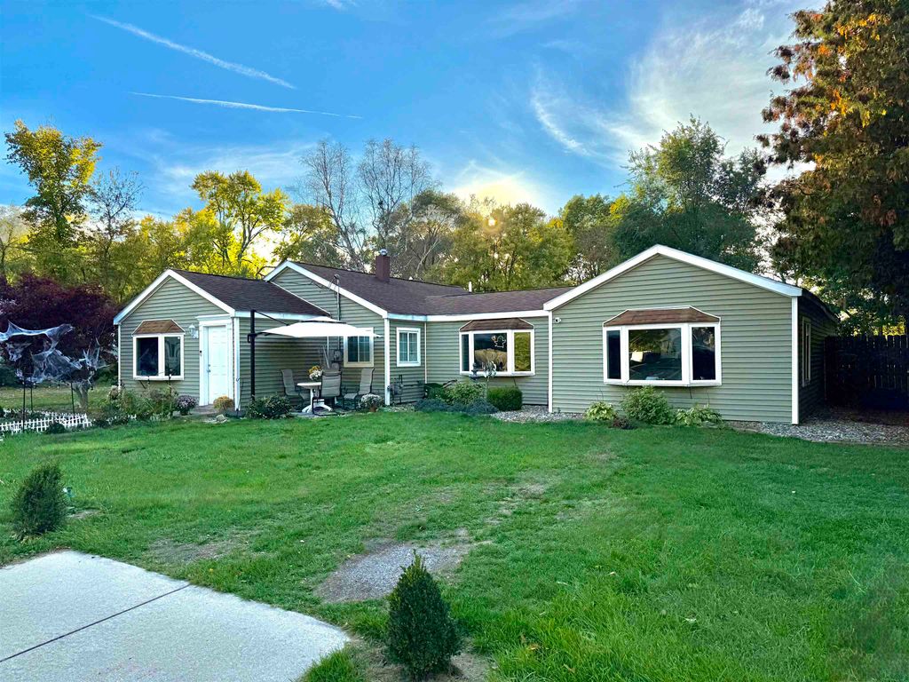 Photo of 1719 Maplehurst Avenue, Mishawaka, IN 46545 (MLS # 202543627)