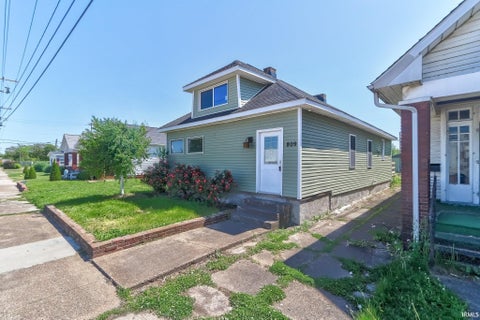 Tiny photo for 809 E Columbia Street, Evansville, IN 47711 (MLS # 202641943)