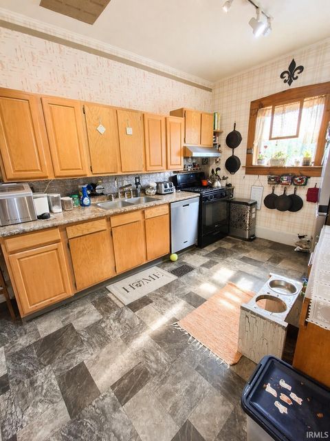 Tiny photo for 17 E Ramey Street, Rossville, IN 46065 (MLS # 202614058)