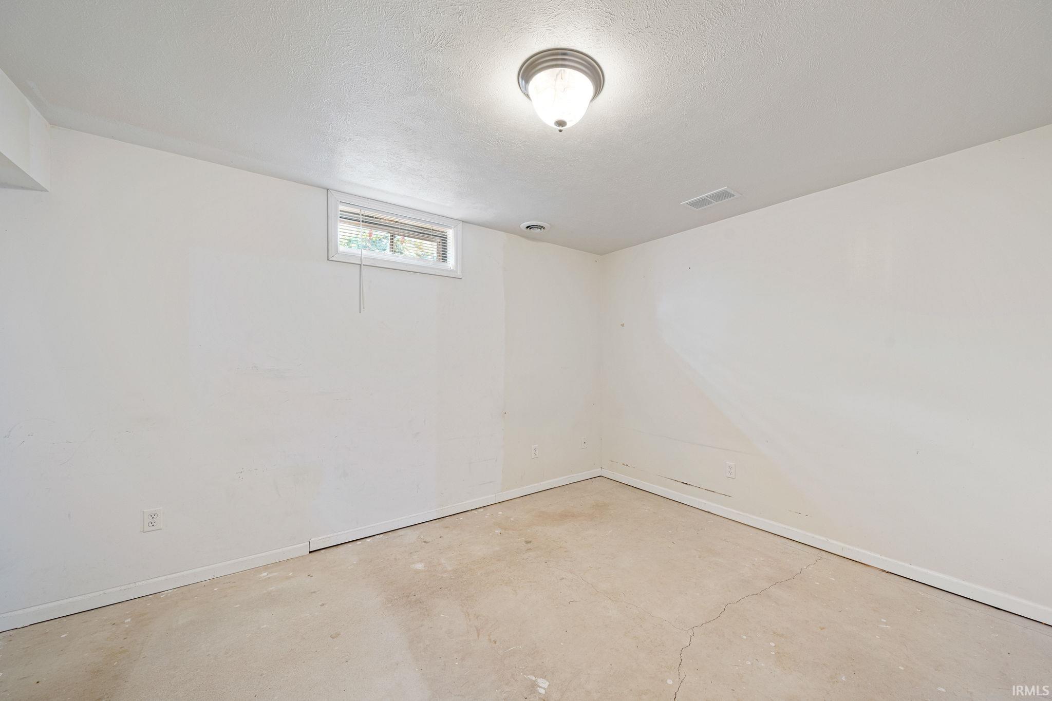 South Bend, Indiana 46628, United States, 3 Bedrooms Bedrooms, ,3 BathroomsBathrooms,Residential,Pending,38114