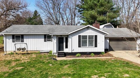 Photo of 10 Walnut Street, Birdseye, IN 47513 (MLS # 202609997)