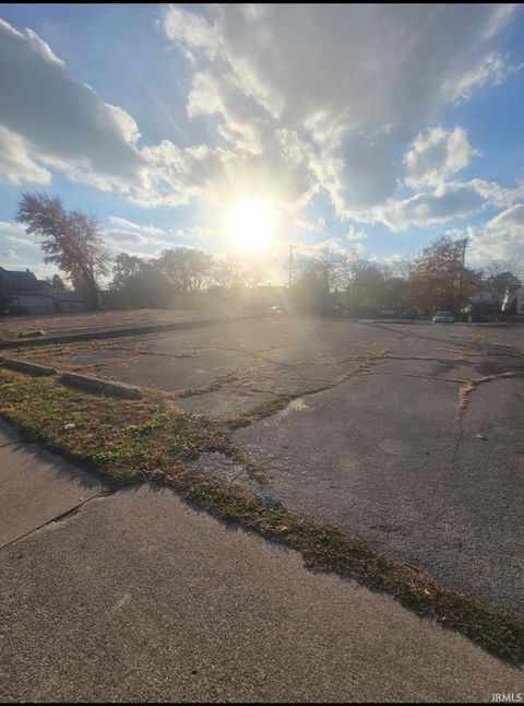 Tiny photo for 2924 S Calhoun Street #Lot 2,3,4,5,and 6, Fort Wayne, IN 46807 (MLS # 202545511)