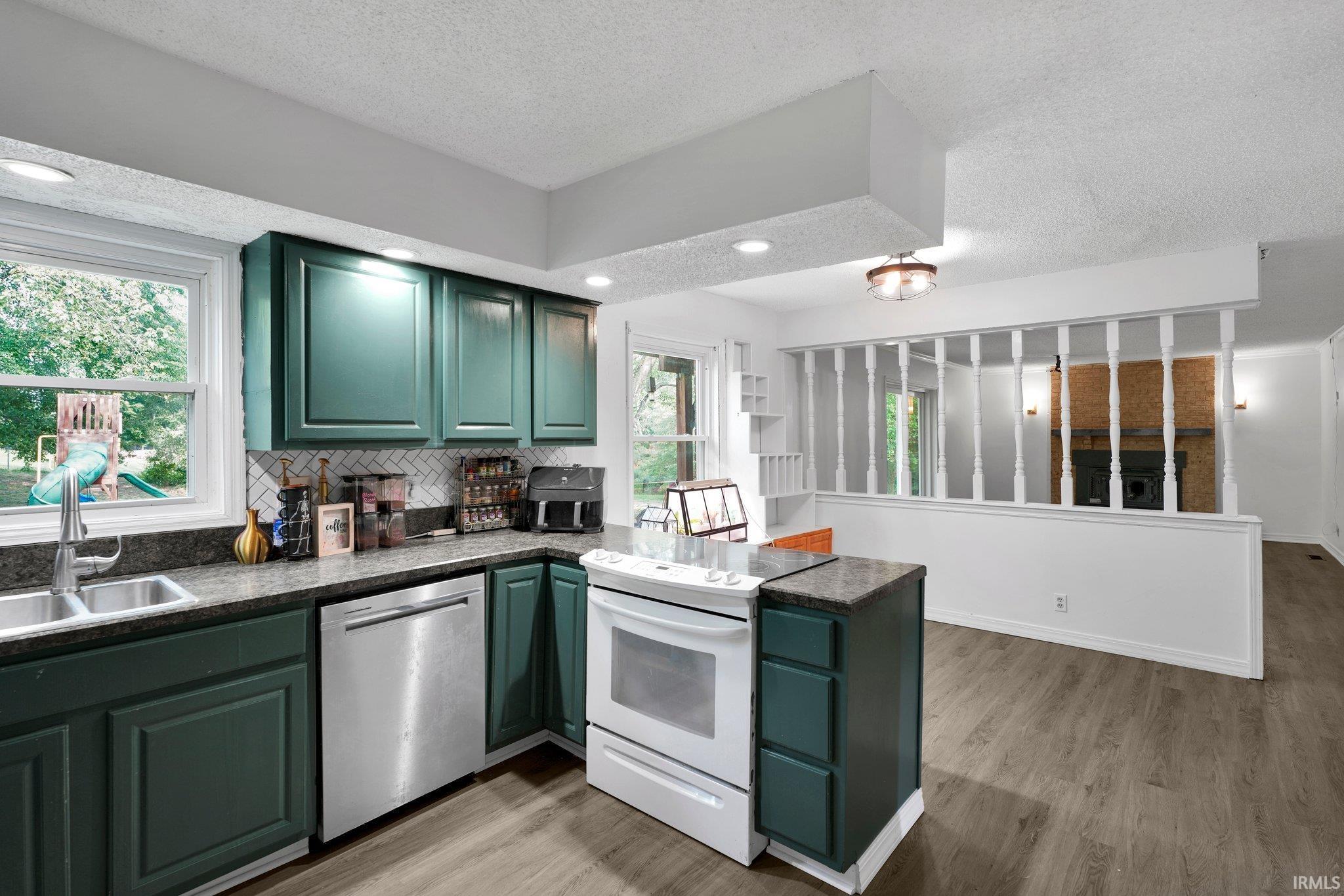 Newburgh, Indiana 47630, United States, 4 Bedrooms Bedrooms, ,3 BathroomsBathrooms,Residential,Active,123214