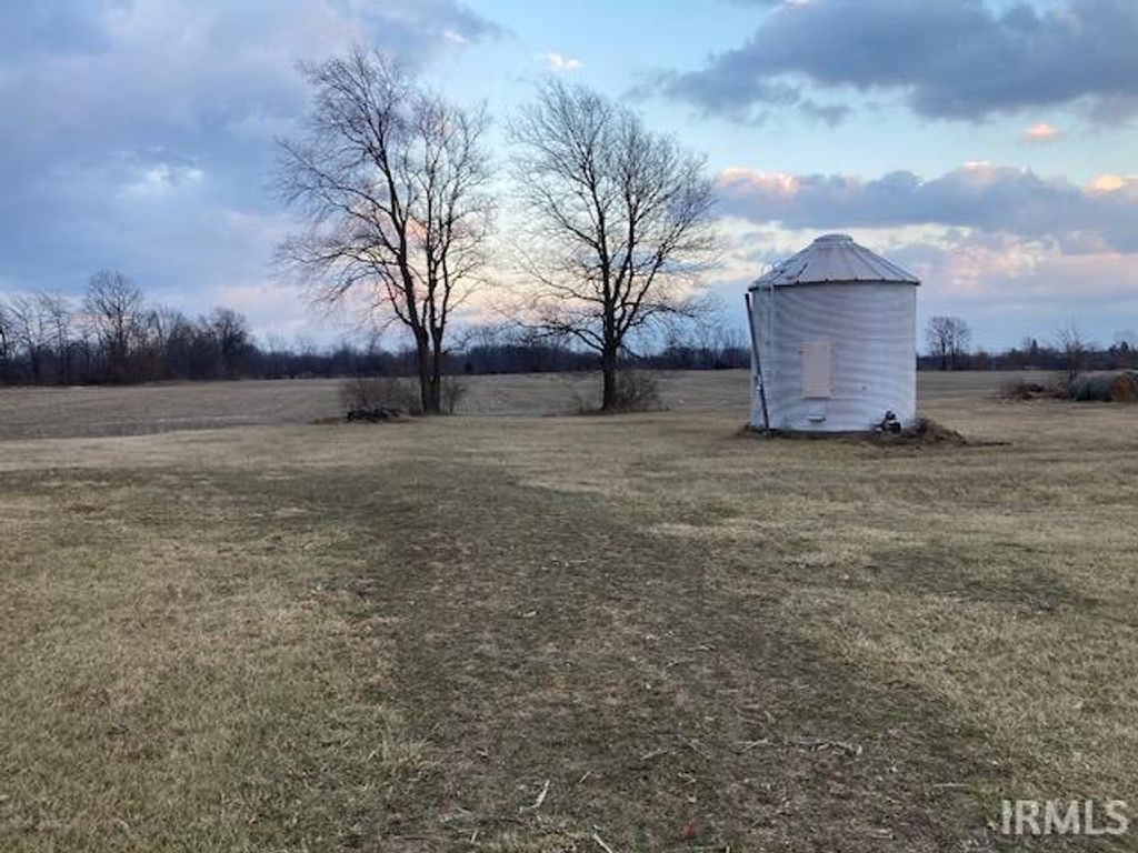 Photo of 835 S DELAWARE COUNTY RD Road, Parker City, IN 47368 (MLS # 202602385)