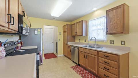 Tiny photo for 1075 Granary Court, Bluffton, IN 46714 (MLS # 202625453)