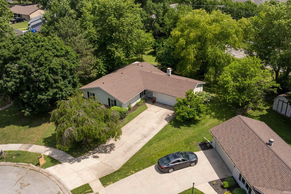 Photo of 8027 Meadows Court, Fort Wayne, IN 46815 (MLS # 202623916)