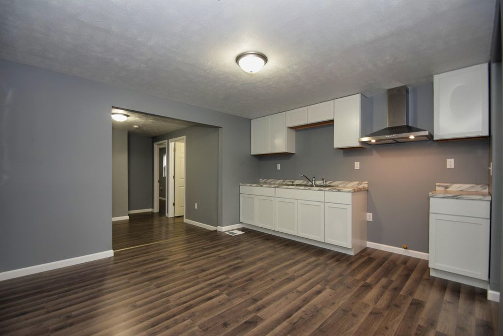Photo of 912 Ridgedale Road, South Bend, IN 46614 (MLS # 202538869)
