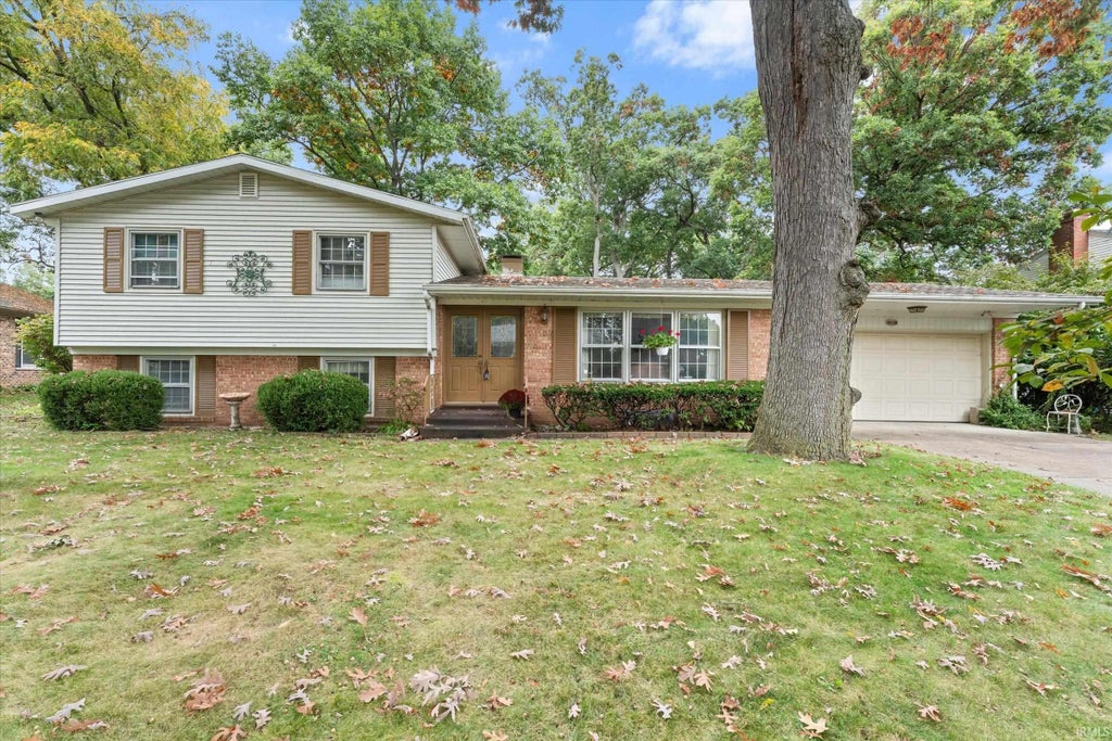 Photo of 1608 Greenbrier Drive, Elkhart, IN 46514 (MLS # 202642985)