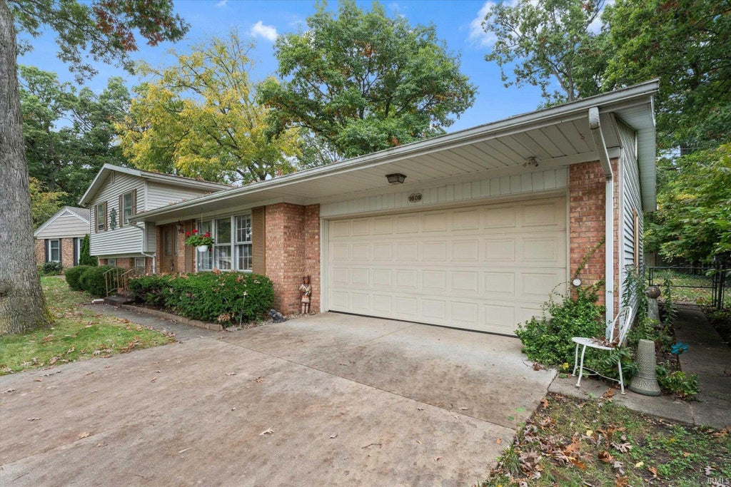 Photo of 1608 Greenbrier Drive, Elkhart, IN 46514 (MLS # 202642985)