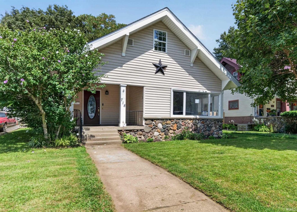 Photo of 718 W NELSON Street, Marion, IN 46952 (MLS # 202634723)