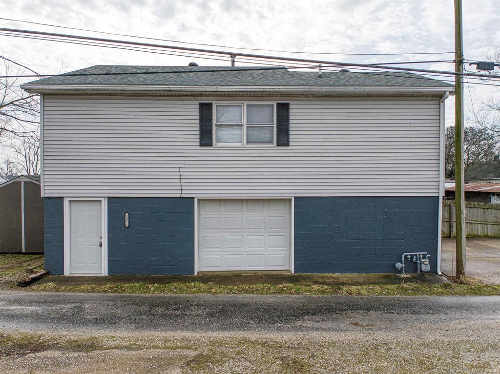 Photo of 1017 W THIRD Street, Mount Vernon, IN 47620 (MLS # 202606867)