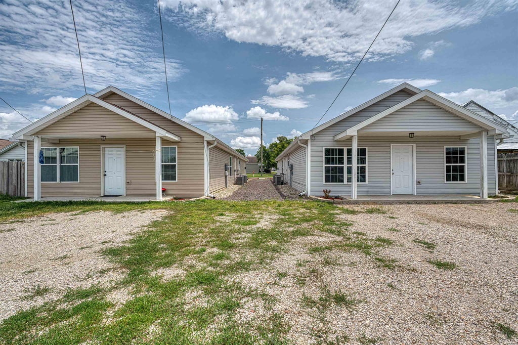 Photo of 1404 Oakley Street, Evansville, IN 47710 (MLS # 202637454)