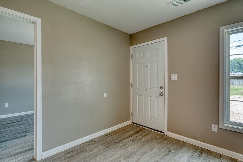 Photo of 1404 Oakley Street, Evansville, IN 47710 (MLS # 202637454)