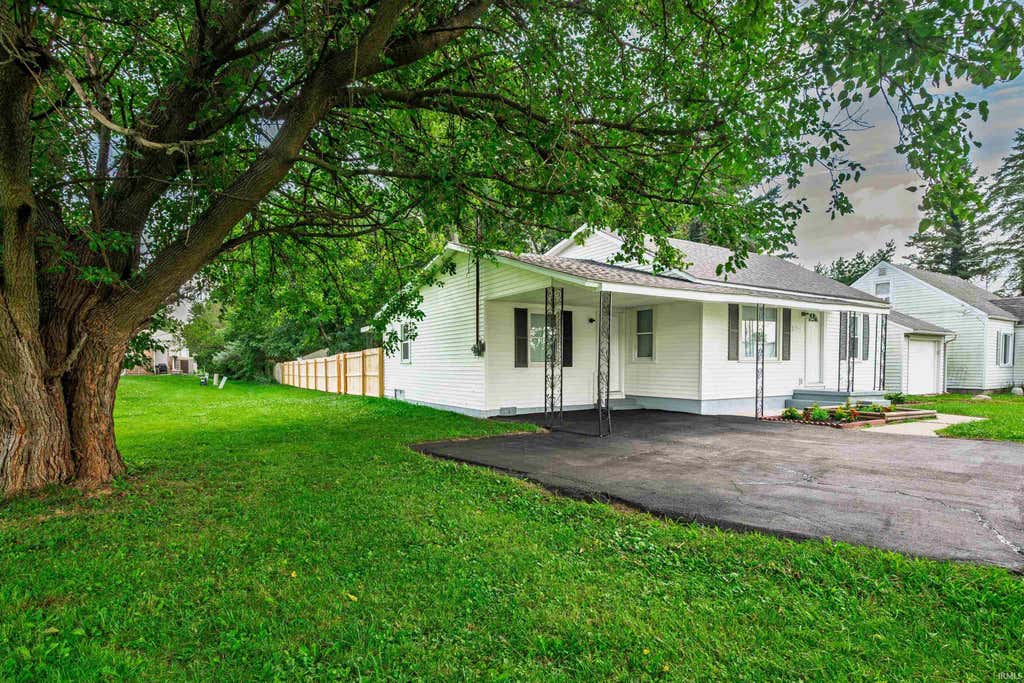 Photo of 3512 S Dayton Avenue, Muncie, IN 47302 (MLS # 202631539)