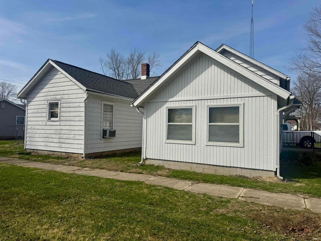 Photo of 112 S Maple Street, North Manchester, IN 46962 (MLS # 202610116)