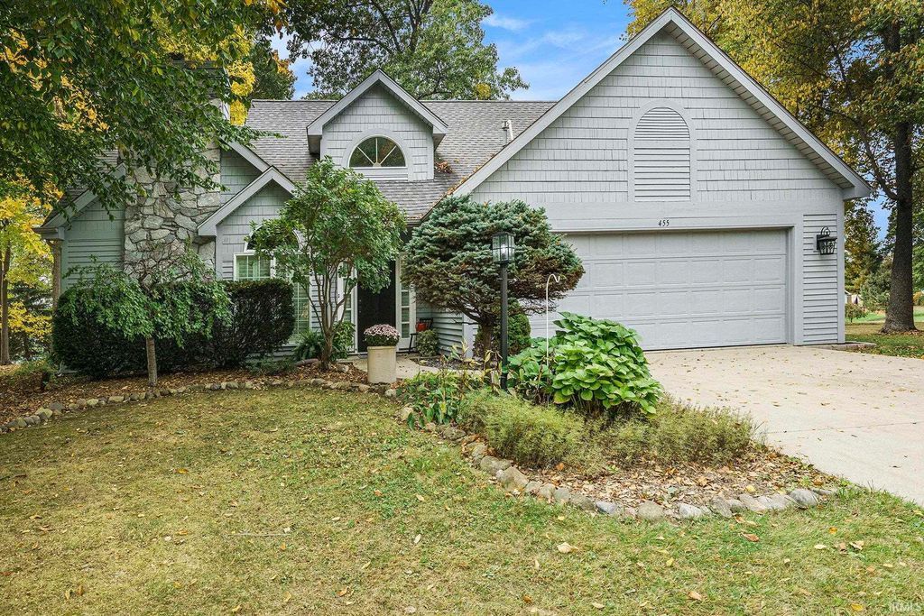 Photo of 455 N Lincoln Park, Warsaw, IN 46580 (MLS # 202542475)