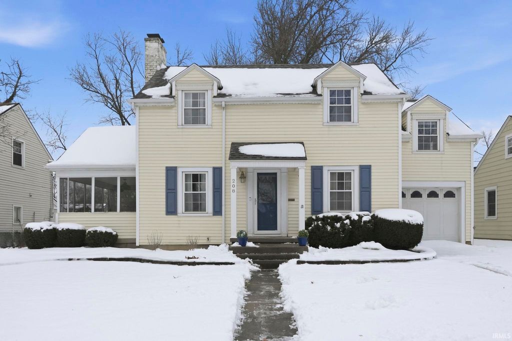 Photo of 208 W Fleming Avenue, Fort Wayne, IN 46807 (MLS # 202547937)