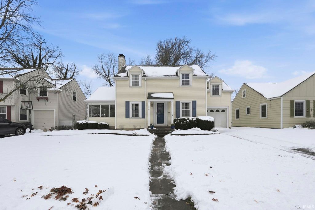 Photo of 208 W Fleming Avenue, Fort Wayne, IN 46807 (MLS # 202547937)