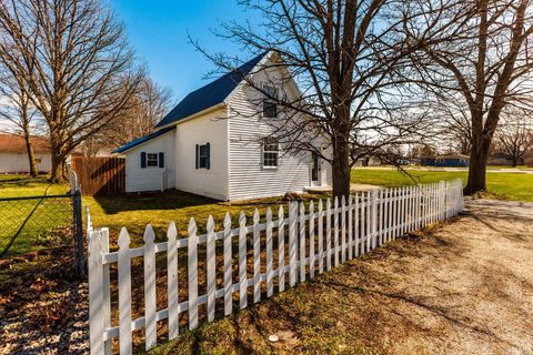 Photo of 916 N Richmond Street, Hartford City, IN 47348 (MLS # 202608572)